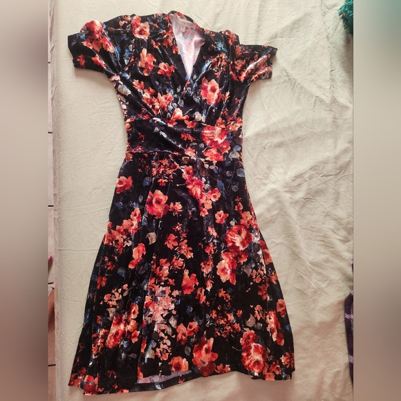 Floral Midi Dress - Black and Red - Picture 2 of 15
